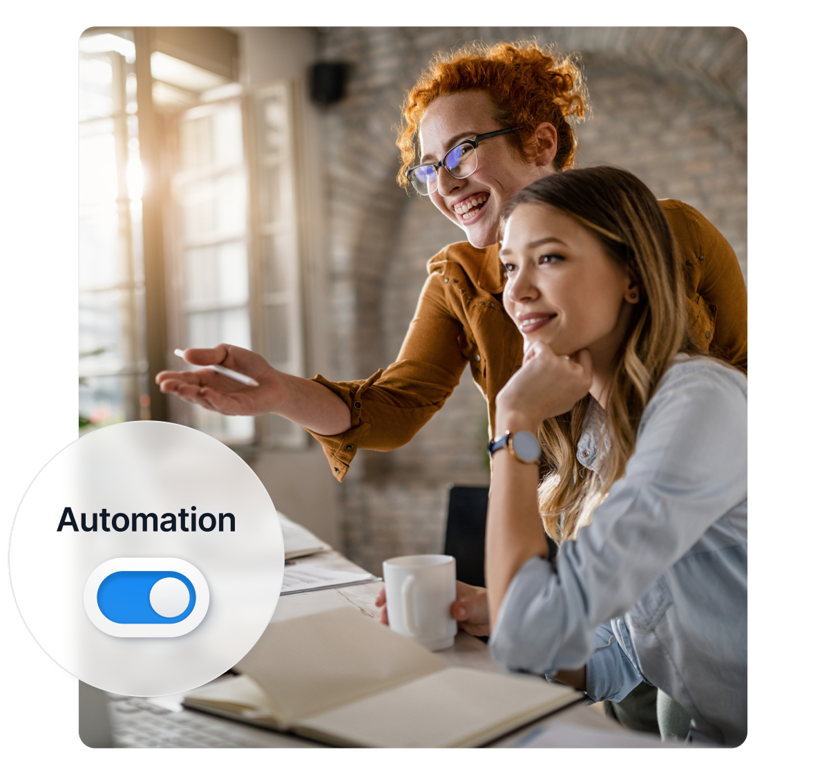 Immagine stock di una donna al telefono, accanto a una semplice illustrazione che mostra come funziona Post Affiliate Pro, insieme a diversi badge di premi.