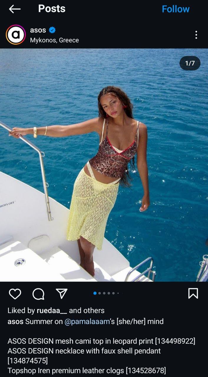 Uno screenshot di un post Instagram di @asos che mostra abbigliamento con i codici articolo nella didascalia.